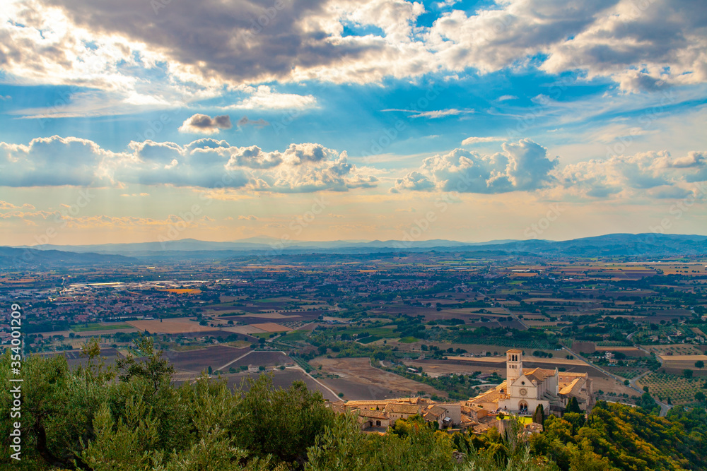 Panorama della spianata di Spoleto con la Basilica si San Francesco Ad Assisi, Umbria, Italia, vista dalla Rocca Maggiore dell'Albornoz