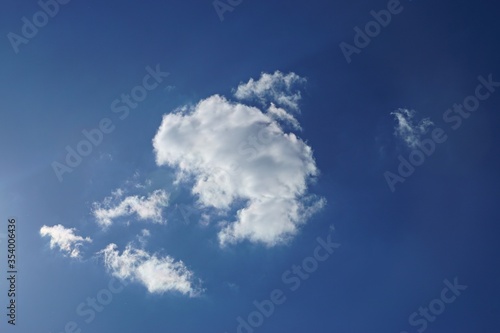 Wolken am blauen Himmel