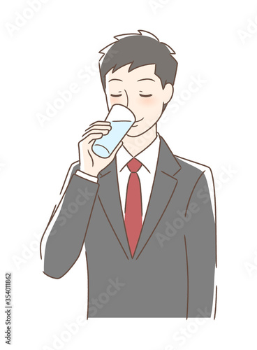 コップの水を飲む男性