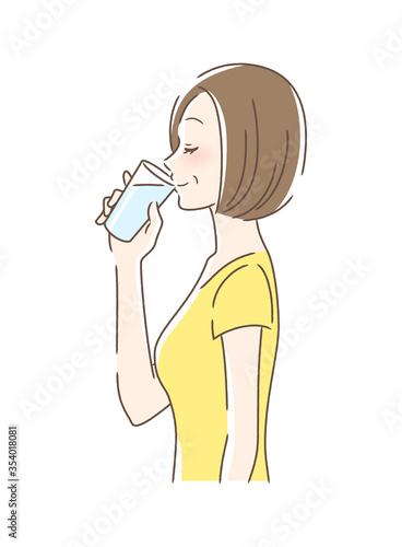 コップの水を飲む女性の横顔