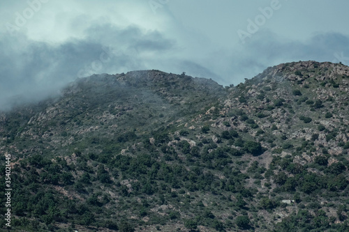 Monta  as con nubes bajas