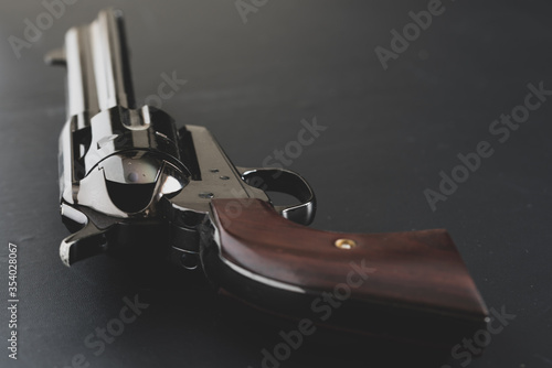 古いリボルバー拳銃 photo