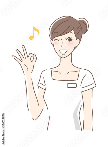 笑顔でOKサインを出す女性