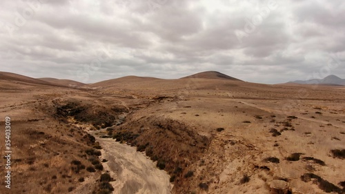 Strolling allong desert trails where the horizon meets the sea and mountains
