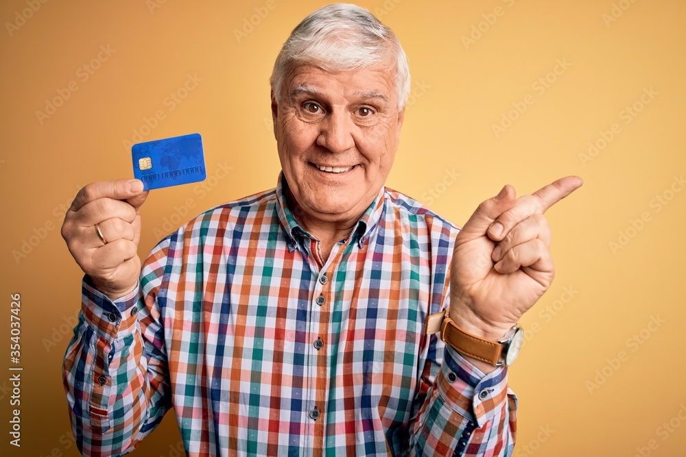 Φωτογραφία Senior handsome hoary customer man holding credit card to finance payment very h