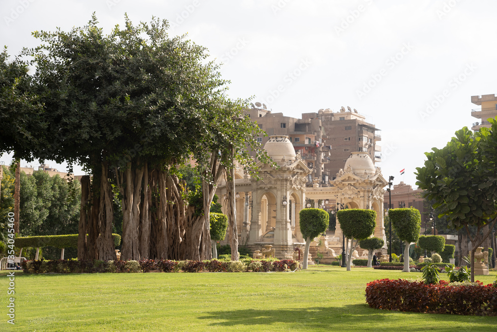 Φωτογραφία Abdeen Palace is a historic Cairo palace, and one of the official residences and the principal workplace of the President of Egypt, located above Qasr el-Nil Street in eastern Downtown Cairo, Egypt
