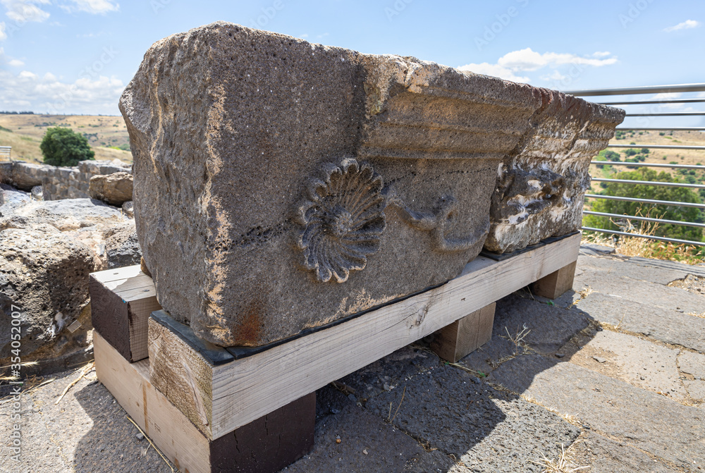 Foto de Remains of stone-carved columns in ruins of the Dir Aziz ...