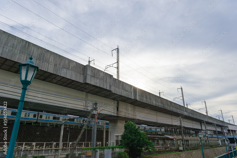 東京都北区王子の電車が通る高架と空