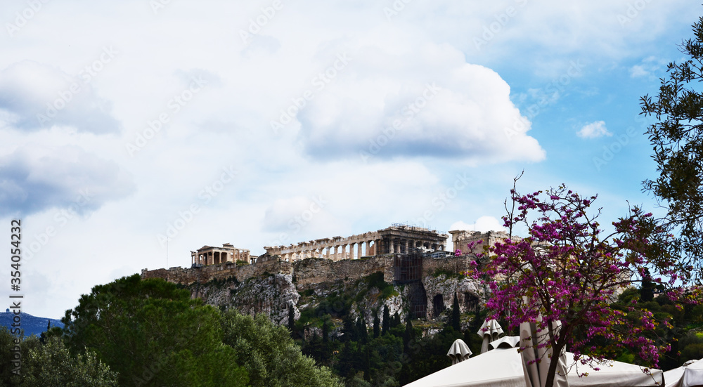 Obraz premium Parthenon from a restaurant view