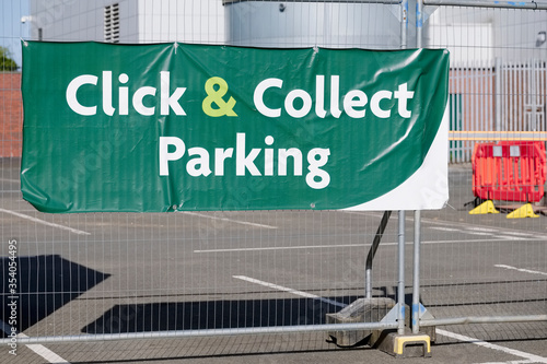 Foto Click collect online internet shopping sign at shop car park