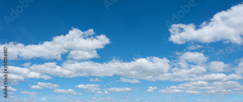 Blue sky and white clouds © gudrun