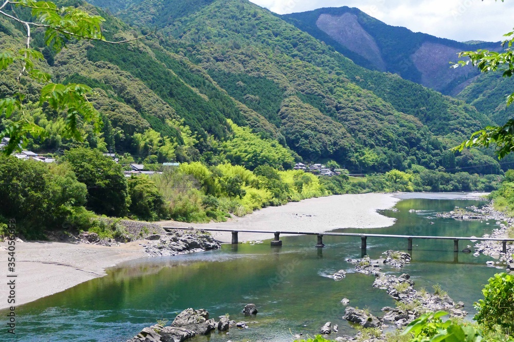 初夏の四万十川と中半家沈下橋。高知、日本。6月上旬。