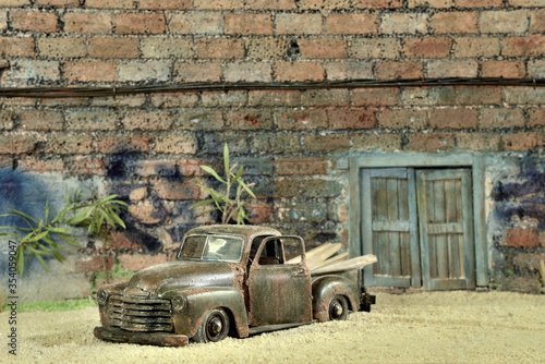 diorama coches y camionetas envejecidas en el patio 