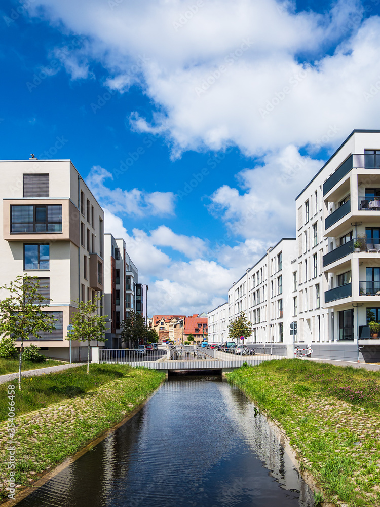 Moderne Gebäude und Kanal in der Hansestadt Rostock