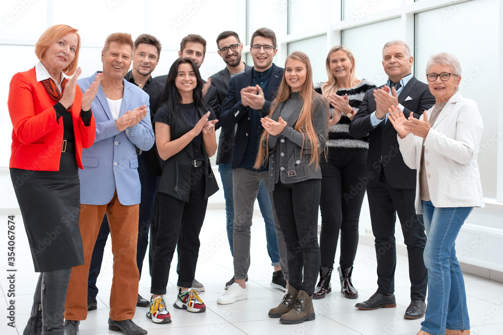 Obraz premium Smiling business people applauding a good presentation