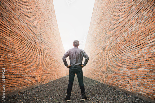 Φωτογραφία Businessman look at brick wall