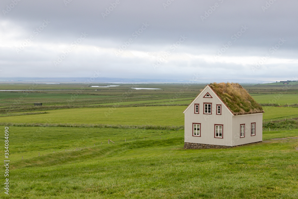 In der Landschaft, die nahezu unendlich scheint, stehen vereinzelt Häuser, Varmahlíð, Sveitarfélagið Skagafjörður, Island