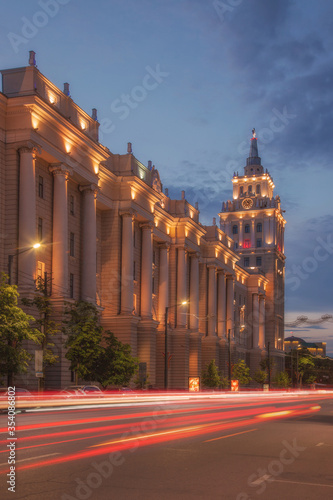 Canvas Print Photo of a cityscape with a beautiful large building with lighting in the city o