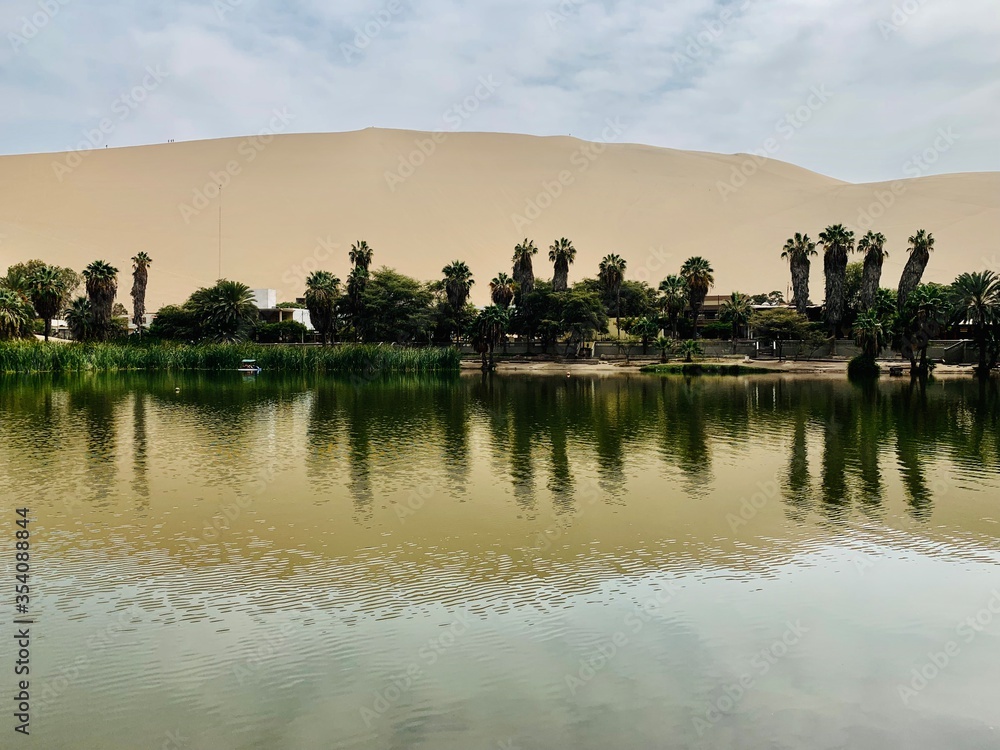 Obraz premium oasis of Huacachina among the sand dunes of the peruvian desert