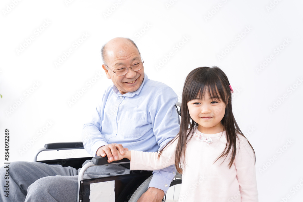 車椅子に乗る高齢男性と女の子 車椅子に乗る高齢男性と女の子
