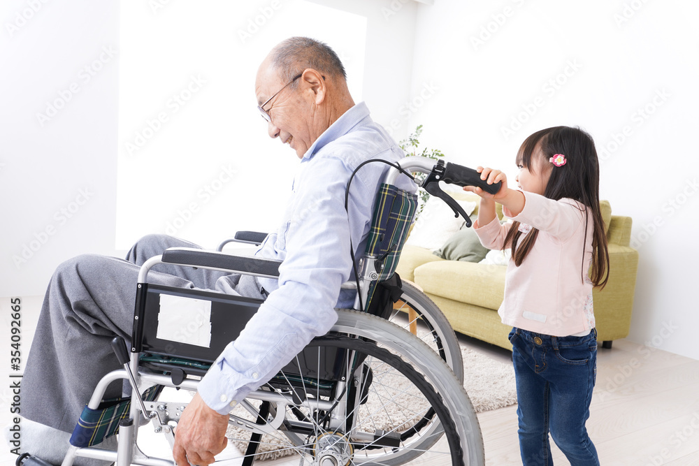 車椅子に乗る高齢男性と女の子 車椅子に乗る高齢男性と女の子