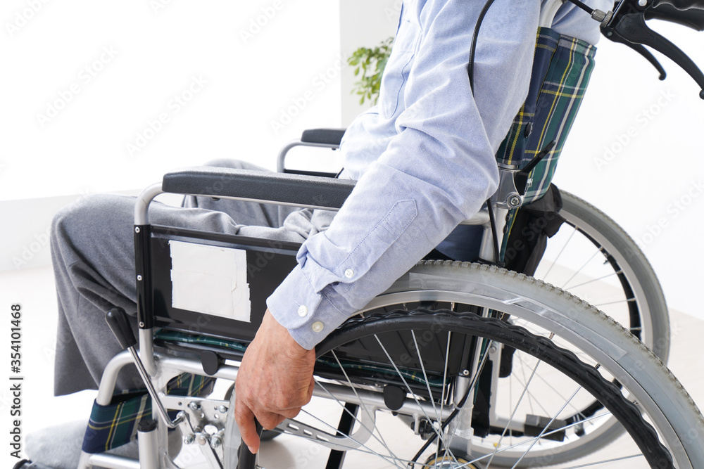 Obraz premium 車椅子に乗る高齢の男性