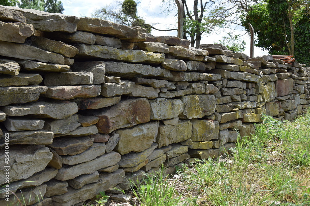 Gartenmauer aus geschichteten Sandsteinplatten