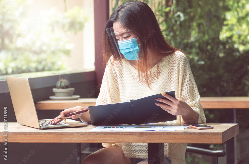 Obraz premium Women wearing mask and working from home
