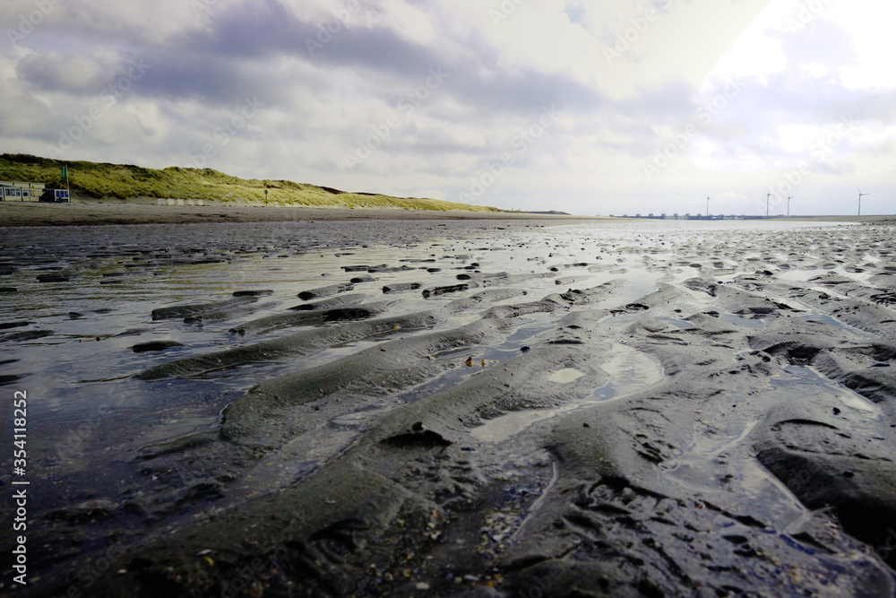 Niederländisches Wattenmeer bei Ebbe in einer mystischen und bewölkten Stimmung Niederländisches Wattenmeer bei Ebbe in einer mystischen und bewölkten Stimmung
