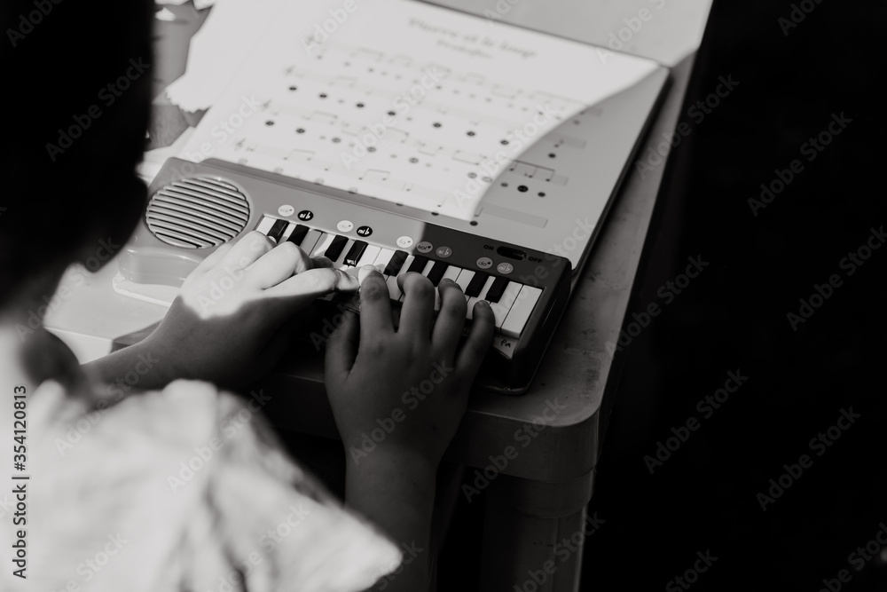 Enfant jouant au piano