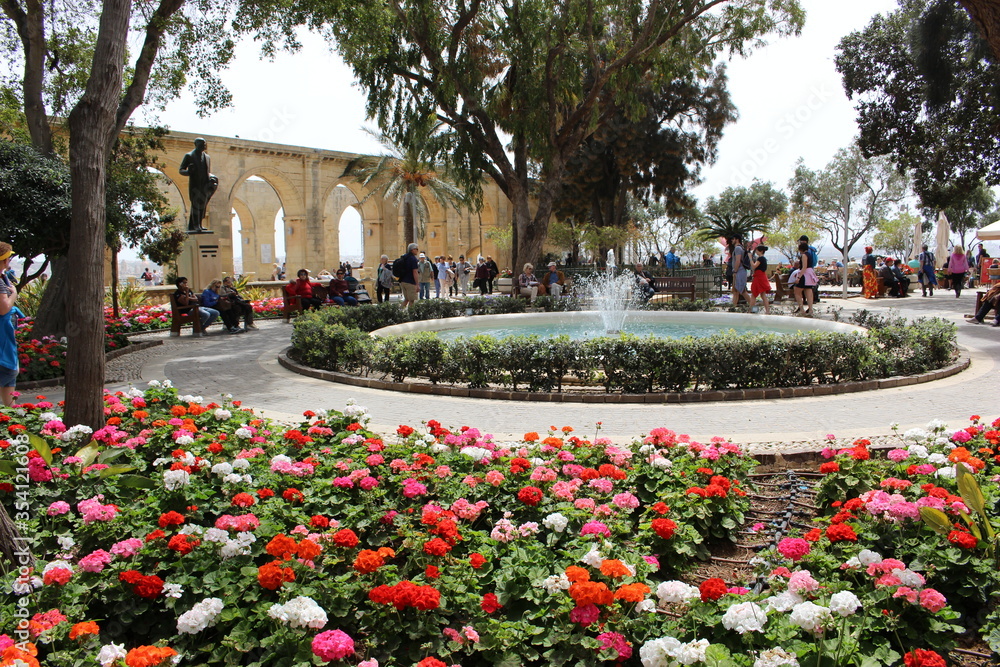 Parterre de fleurs, bassin et arches, jardin d'Upper Barrakka, La Valette, Malte au printemps