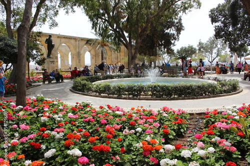 Parterre de fleurs, bassin et arches, jardin d'Upper Barrakka, La Valette, Malte au printemps © Christophe Rubin