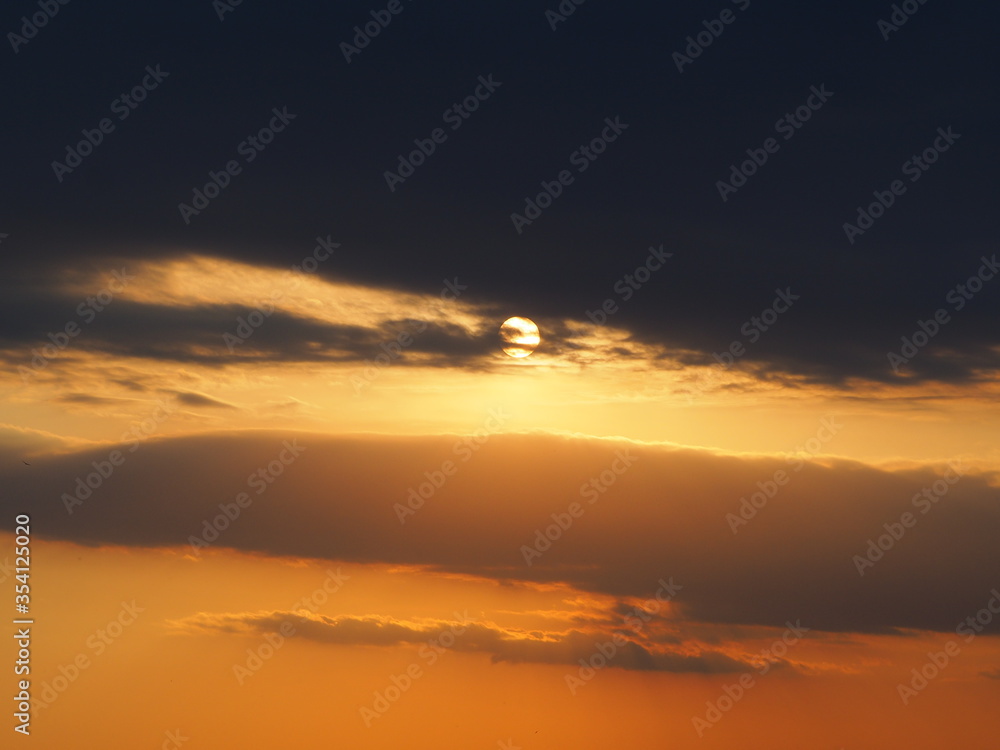 Sol con lineas horizontales de color marron sobre el cielo de las montanas de los pirineos, lerida, espana, europa
