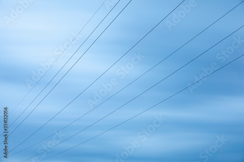 Stromleitungen vor blauem Himmel, Langzeitbelichtung