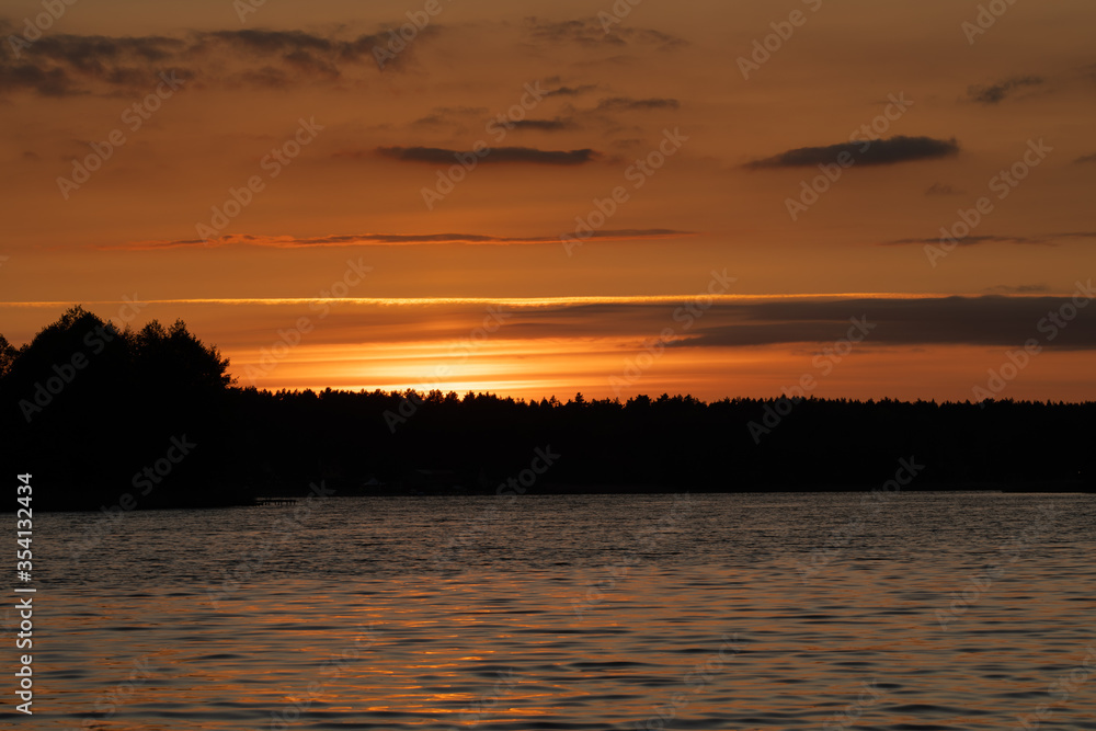 Zachód słońca nad jeziorem. Warmia i Mazury.