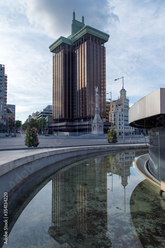 Plaza de Colón en Madrid, España, vacía debido a la crisis del coronavirus photo