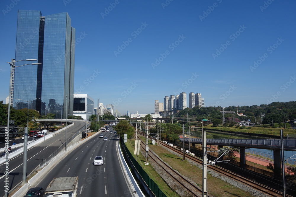 Sao Paulo/Brazil: Pinheiros avenue, cityscape, traffic