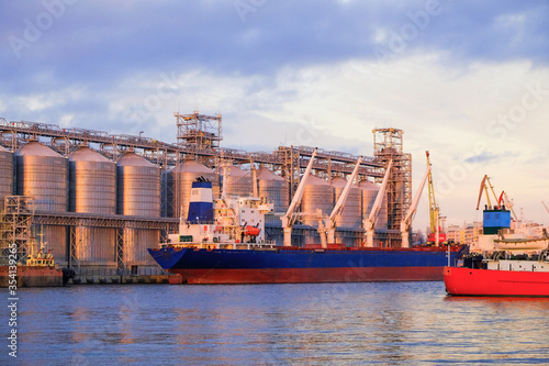 Konstfotografi Bulk carrier ship in river port