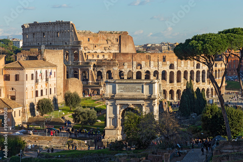 Foto Ruins of Roman forum with Colosseum on background , Rome, Italy