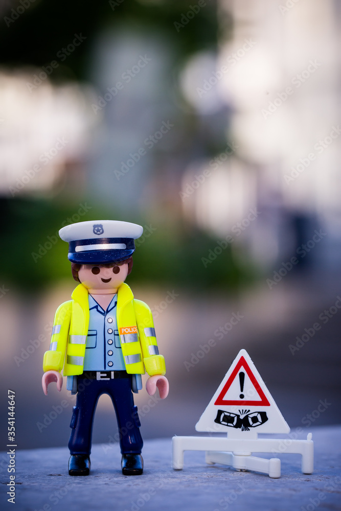 Lippstadt - Deutschland 31. Mai 2020 Playmobil Polizist mit einem Achtung  Schild foto de Stock | Adobe Stock