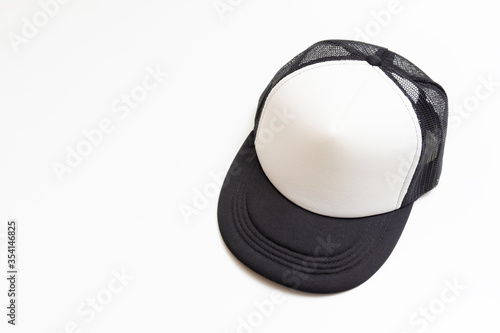 Gorra modelo trucker blanca y negra sobre fondo blanco