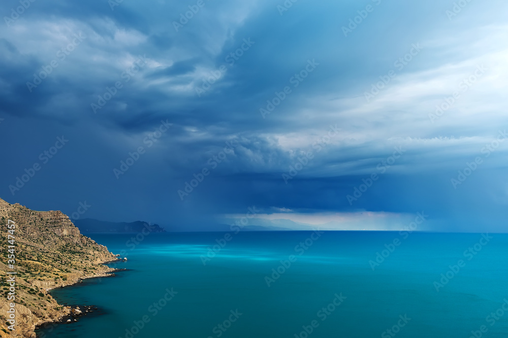 Thunderstorm and rain are coming to the sea coast of Crimea