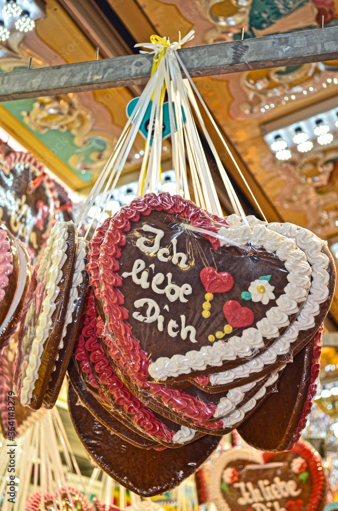 The heart shaped gingerbreads candies decorated with colorful sugar icing. Translation: 