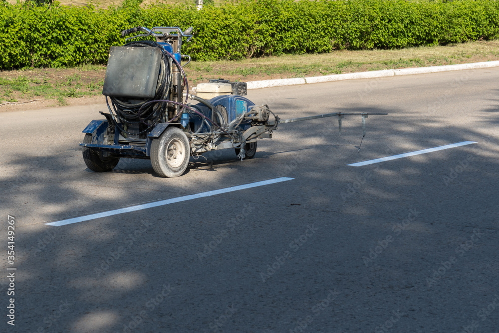 Machine for marking road markings. Upgrading of road markings Machine for marking road markings. Upgrading of road markings