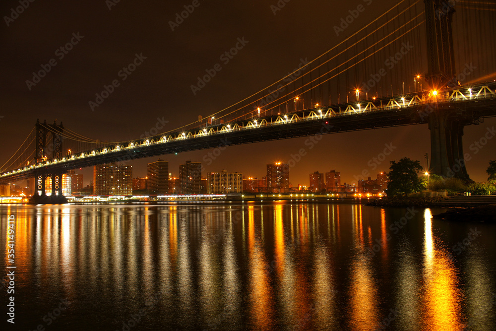 Naklejka premium most manhattan nyc w nocy