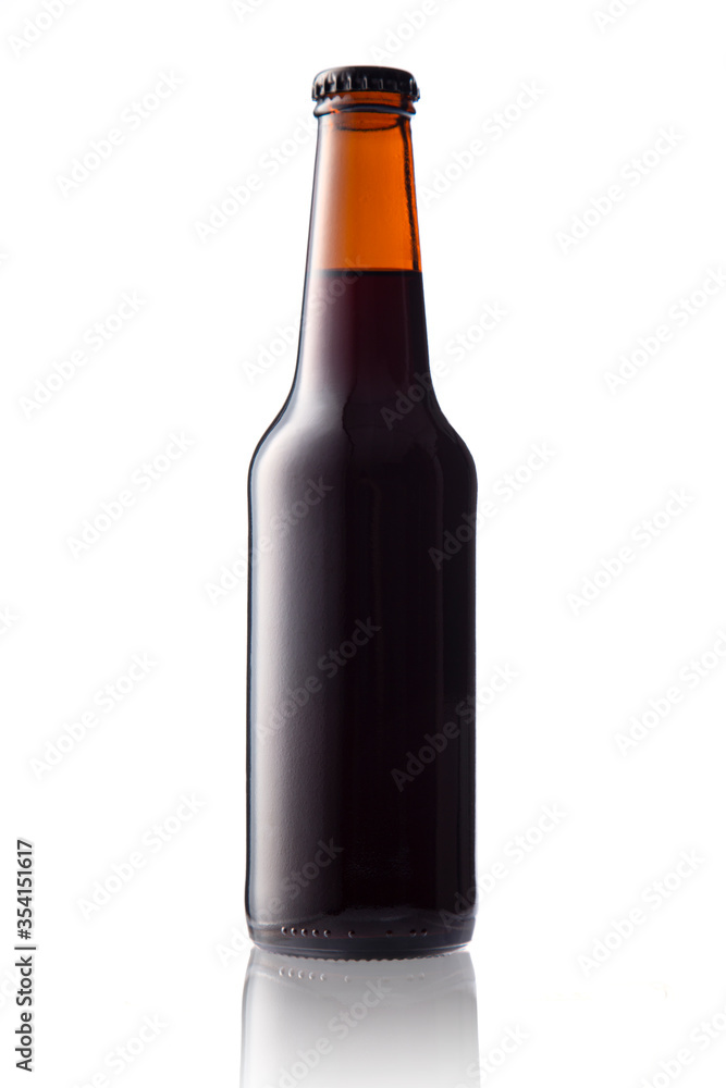 botella de cerveza sobre un fondo blanco botella de cerveza sobre un fondo blanco
