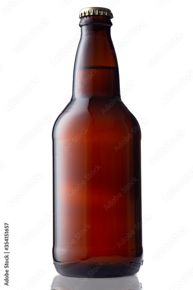 botella de cerveza sobre un fondo blanco 