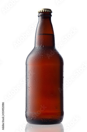 botella de cerveza con gotas de condensación