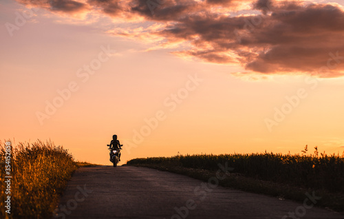 Motorradfahrer mit Abendhimmel