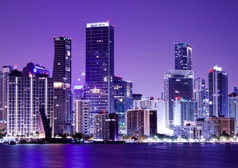 Acrylglasbilder Pflaumen Skyline von Miami bei Nacht  © CarlosFPineda